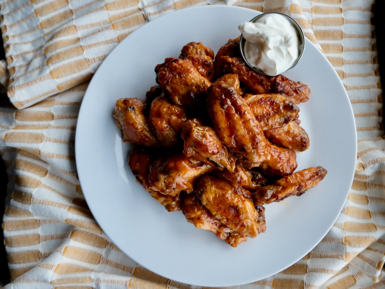 Ailes de poulet frites au four, sauce moyenne, avec crème aigre