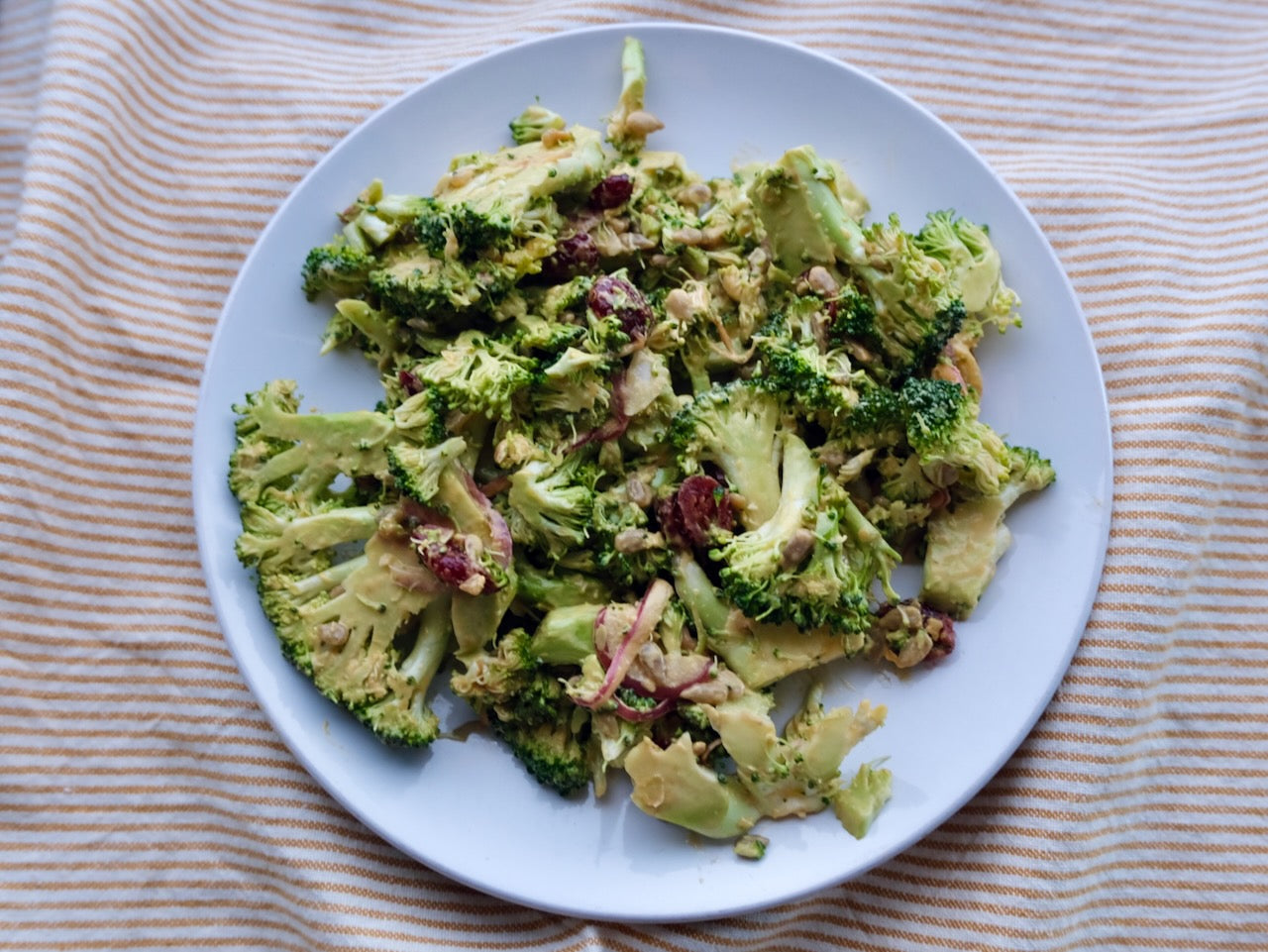 Salade de brocoli avec vinaigrette mille-îles végétalienne, canneberges séchées Outaouais, oignons rouges et graines de tournesol
