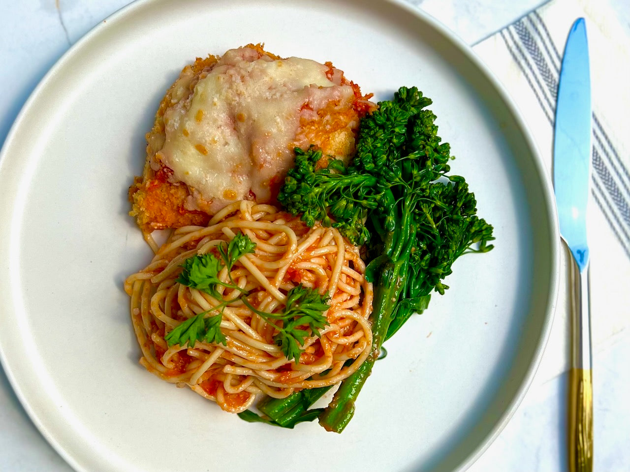 Poulet Parmigiana avec Spaghettis et Sauce Tomate