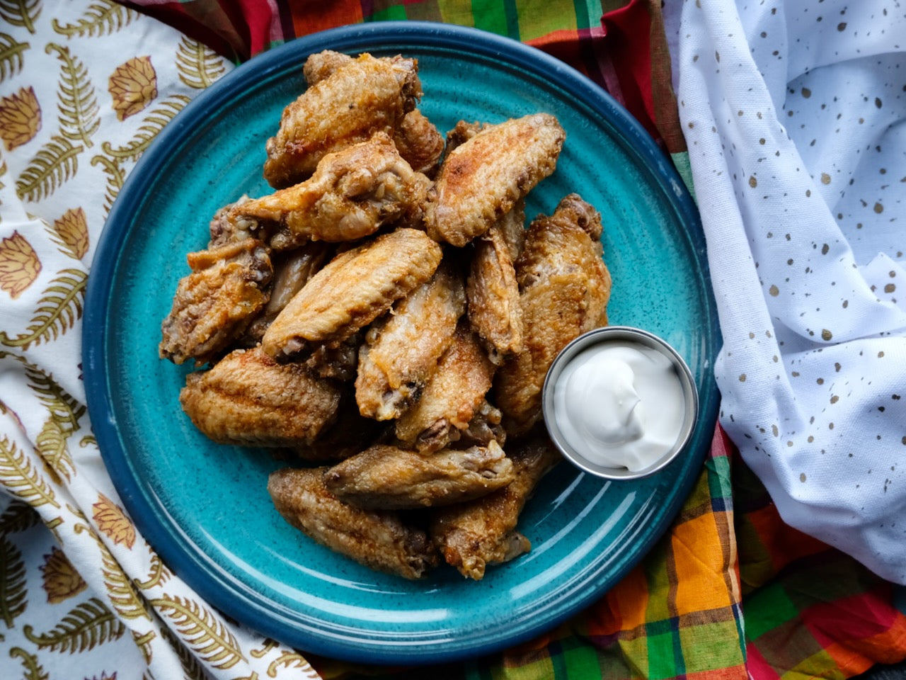 Ailes de poulet saveur souvlaki cuites au four, accompagnées de sauce tzatziki