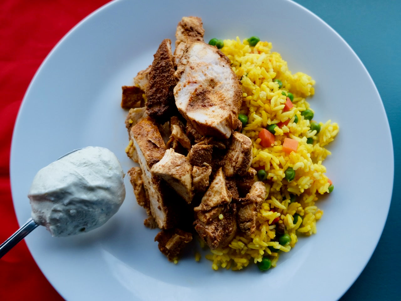 Poulet Tandoori (Cuisse) avec Aïoli à la Coriandre, Riz Coco aux Petits Pois & Carottes