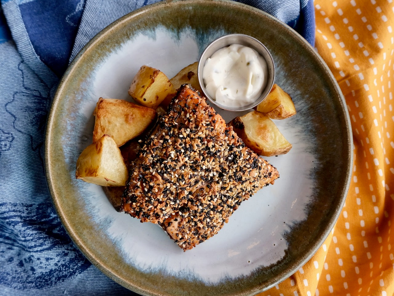 Filets de saumon en croûte de bagel « Everything » avec aïoli au citron et aux câpres, et pommes de terre rôties au four