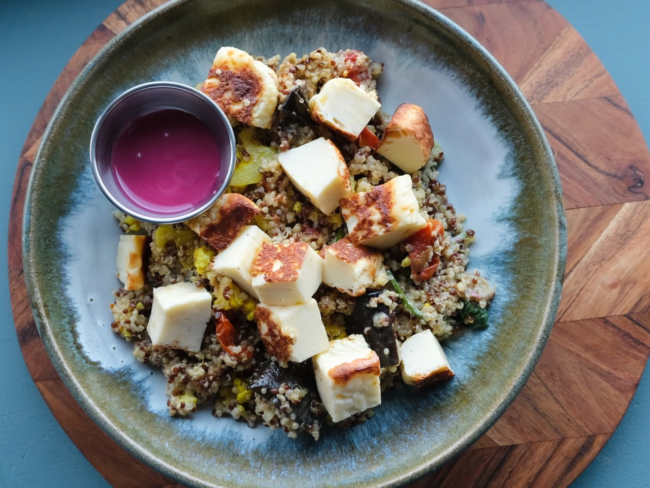 Halloumi (fromage) poêlé avec sauce tahini à la betterave, quinoa bio au chou-fleur et aubergine au curcuma