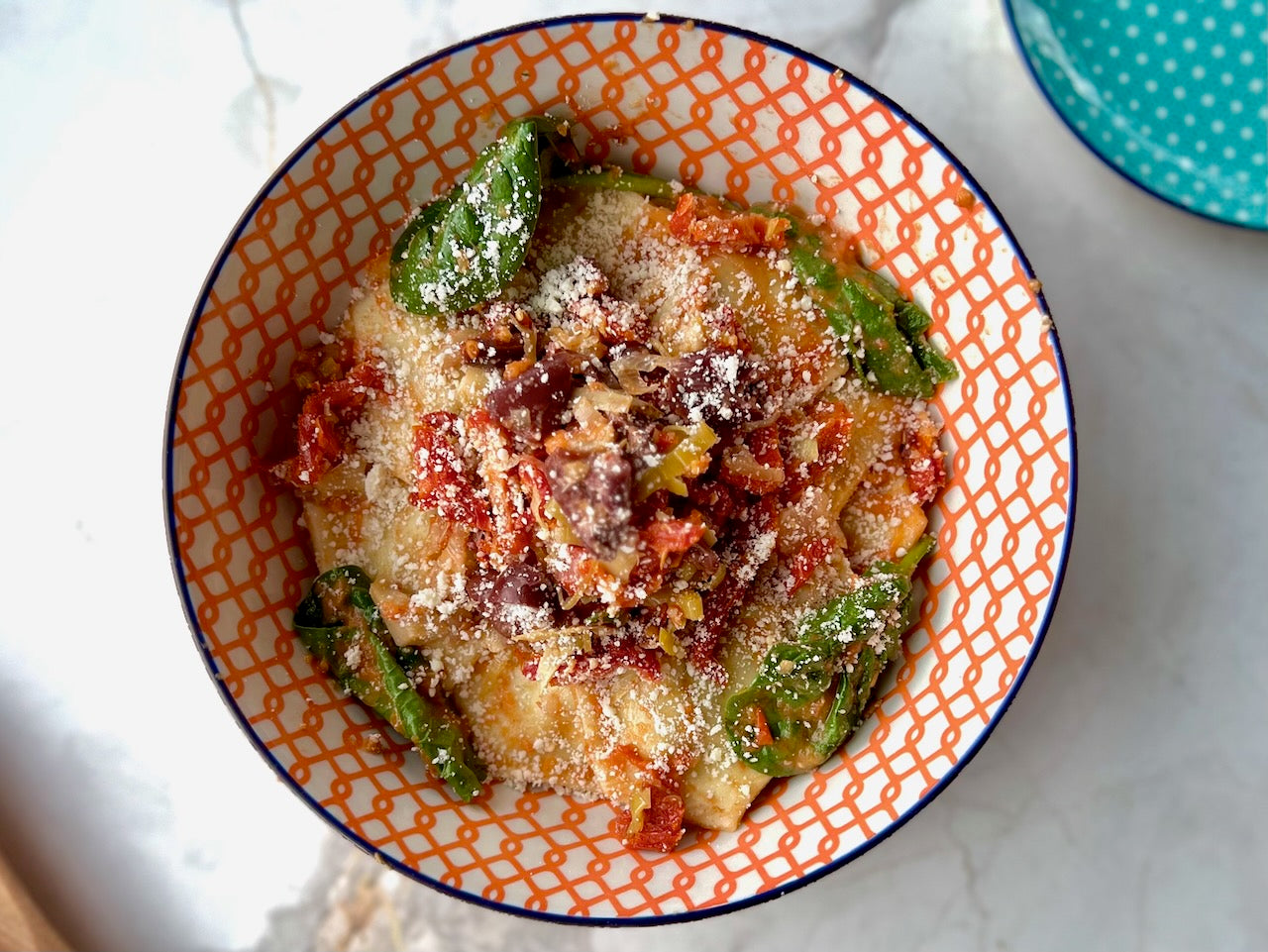 Ravioloni vegan aux légumes rôtis et tofu, sauce tomate, roquette, poireaux rôtis, poivrons et courge