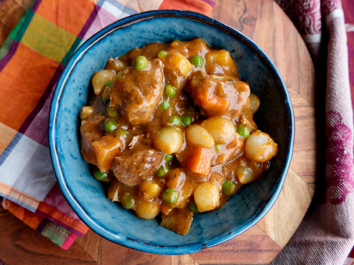 Navarin d'agneau aux pommes de terre, carottes, poireaux et petits pois