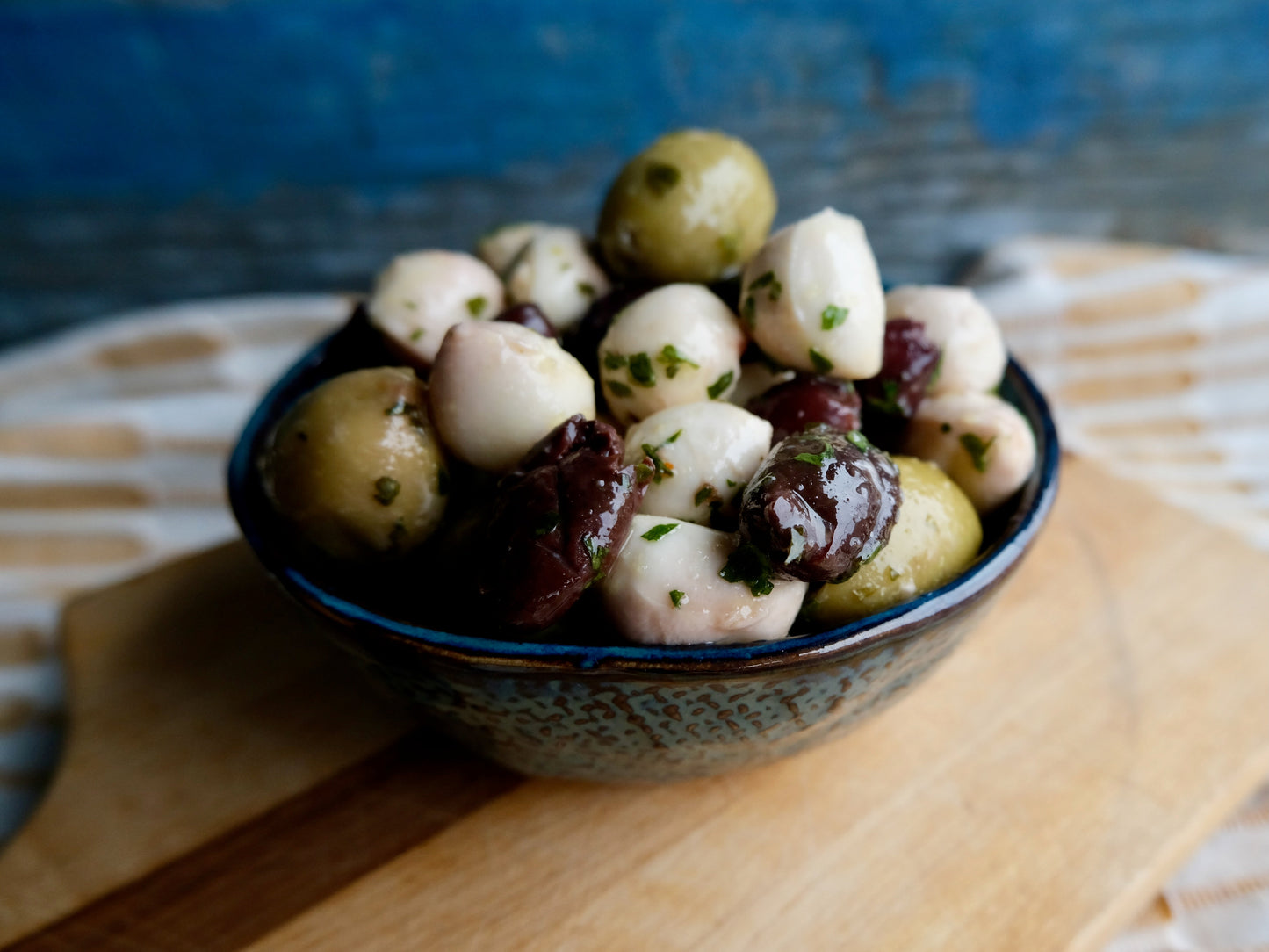 Bocconcinis marinés aux olives Kalamata et olives vertes