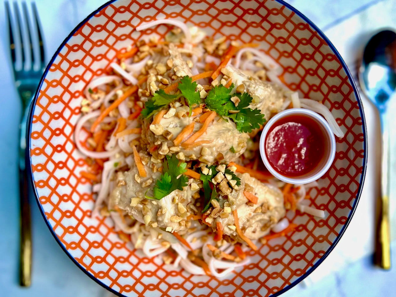 Poulet (blanc) au gingembre et à la cacahuète, Sriracha, nouilles de riz au chou et carottes rôtis