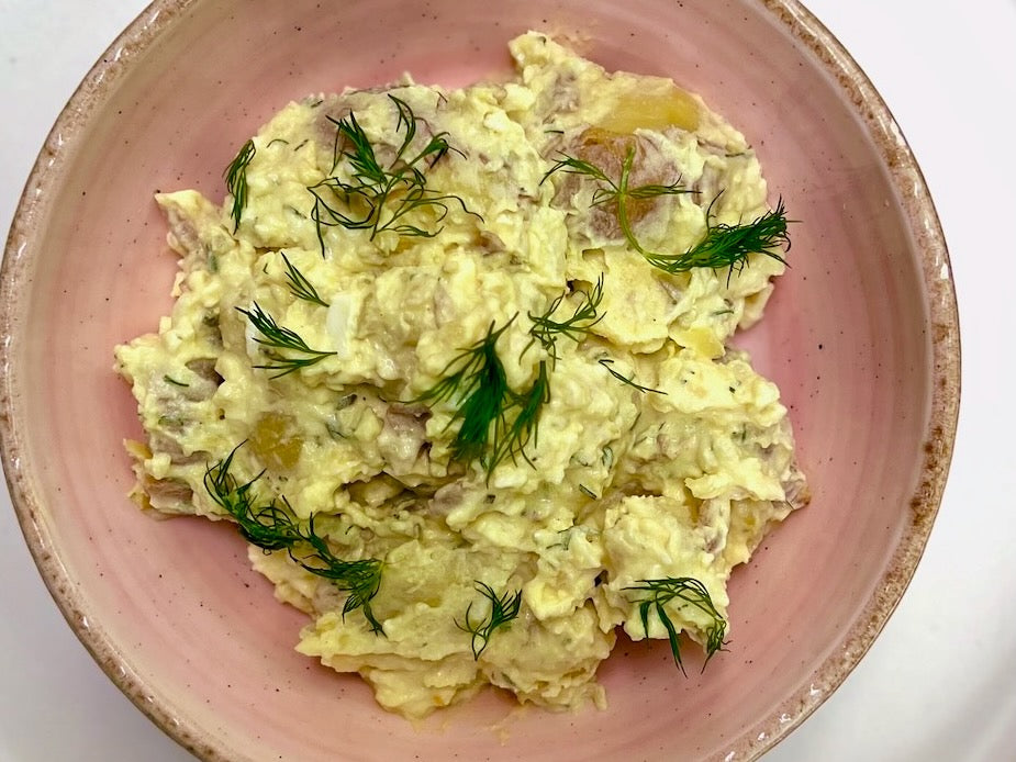 Salade de pommes de terre pique-nique aux œufs, cornichons et aneth frais