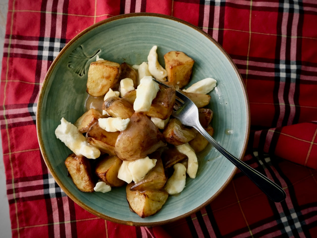 Poutine de pommes de terre rôties au four avec du cheddar en grains 'St. Albert' et une sauce maison