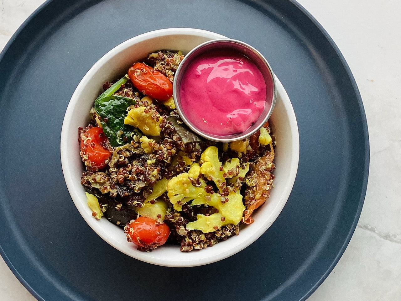 Quinoa Bio aux Pois Chiches, Chou-Fleur au Curcuma, Tomates Cerises, Épinards, Aubergine & Sauce Tahini à la Betterave