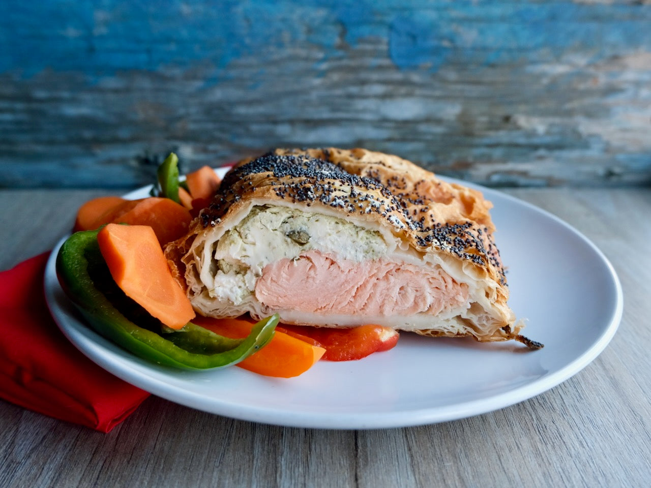 Saumon atlantique en croûte feuilletée, fromage frais aux herbes