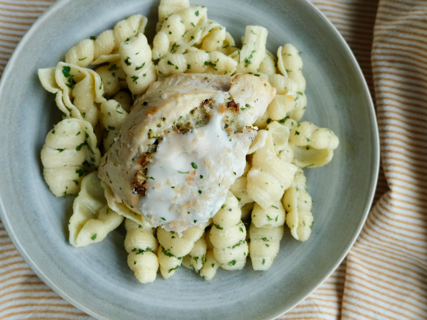 Poulet (poitrine) Cordon Bleu farci au jambon et cheddar ontarien vieilli, pâtes fettuccine au beurre et fines herbes