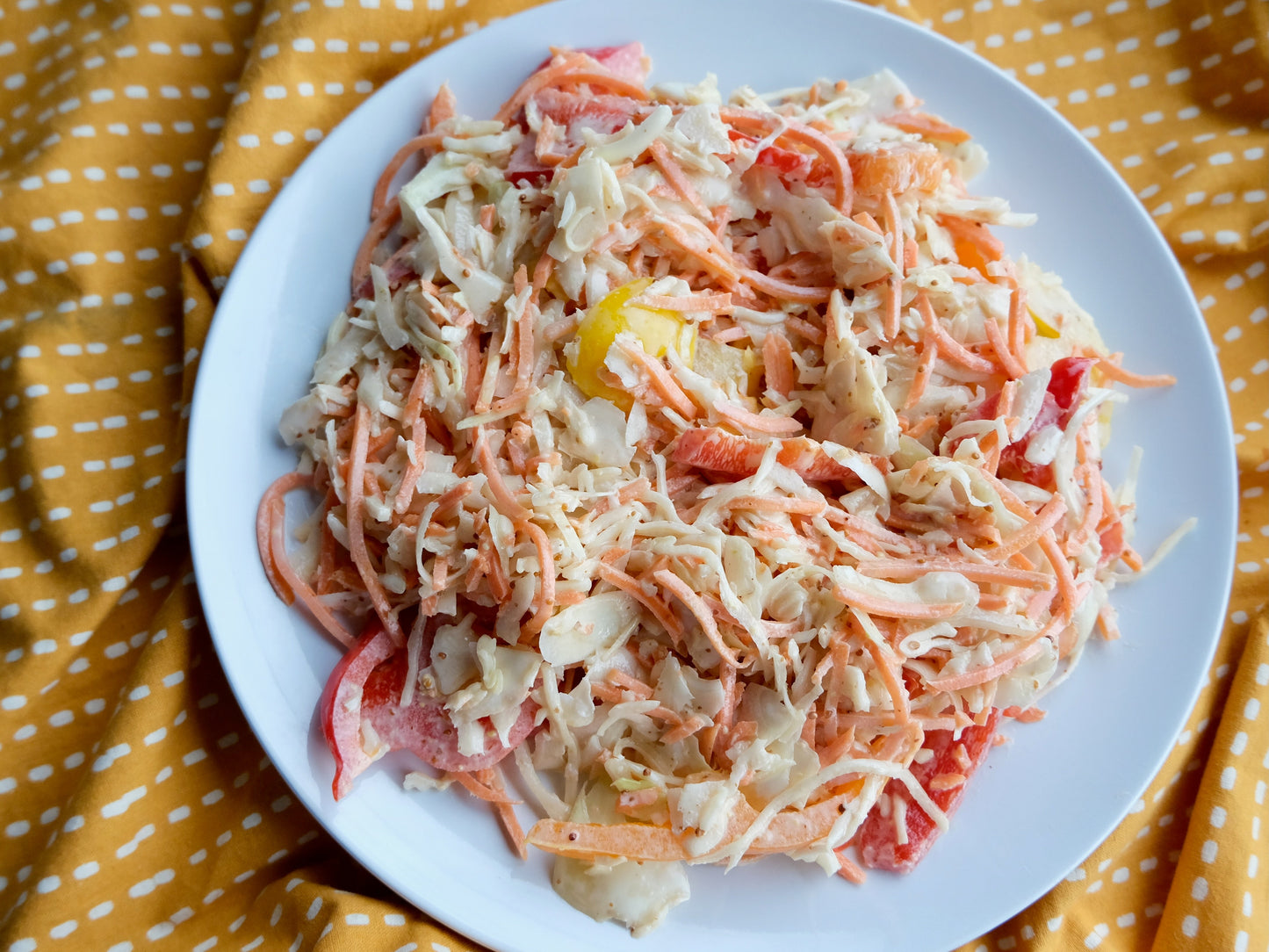 Salade de chou croquante aux carottes, poivrons et oignons verts
