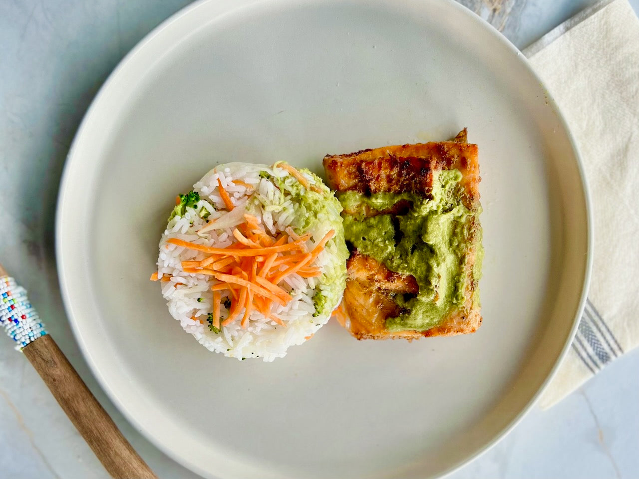 Saumon au curry thaïlandais à la noix de coco, riz avec brocoli, chou et carottes