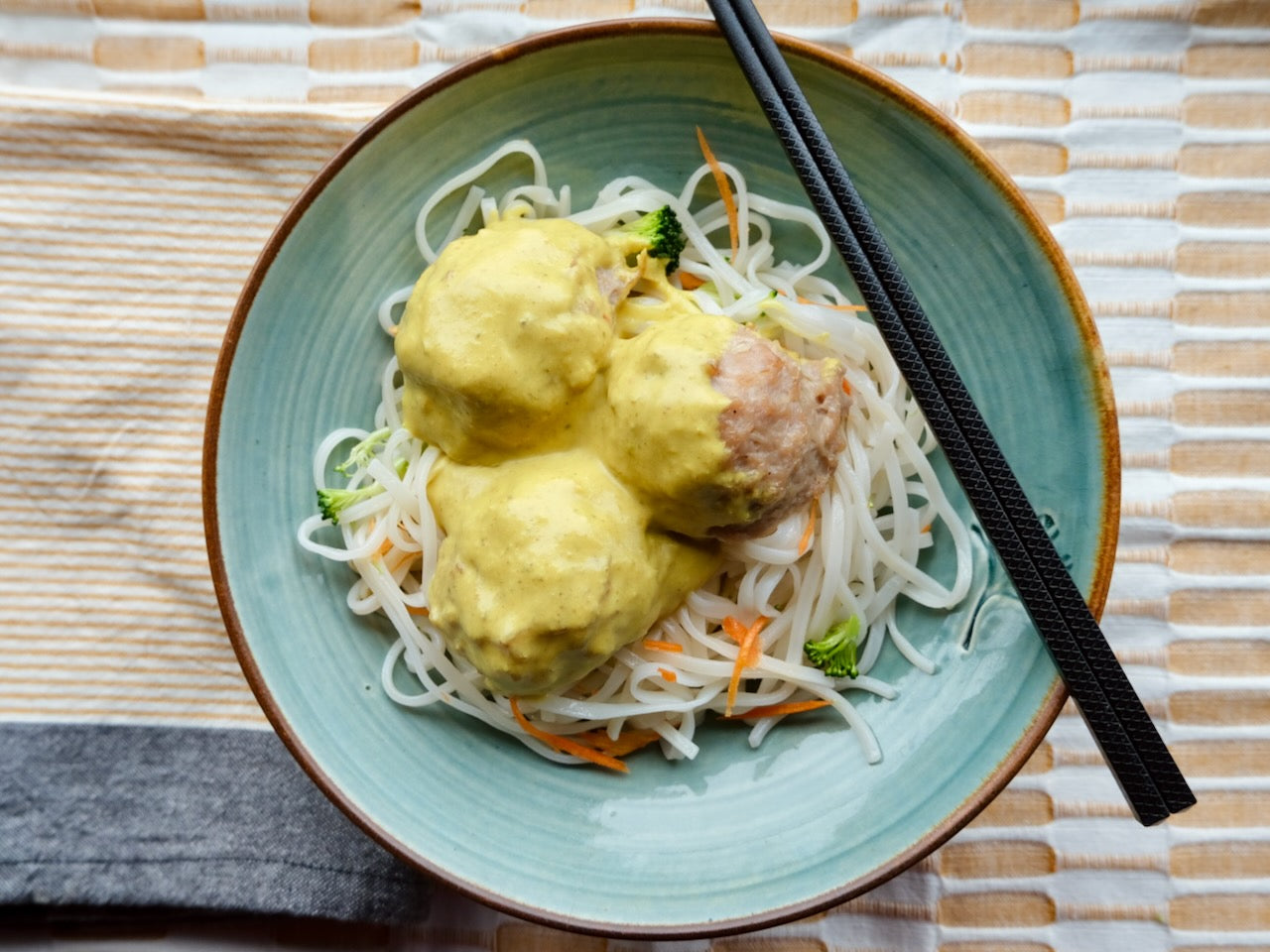 Boulettes de poulet thaïes, sauce au curry jaune et citron kaffir, nouilles de riz