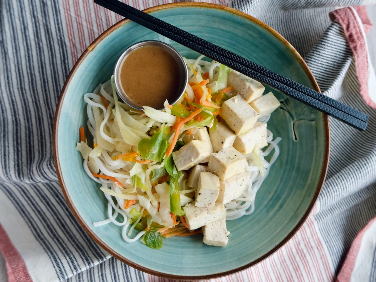 Sauté de Tofu Biologique et Légumes Rôtis, Sauce Pad Thaï et Nouilles de Riz
