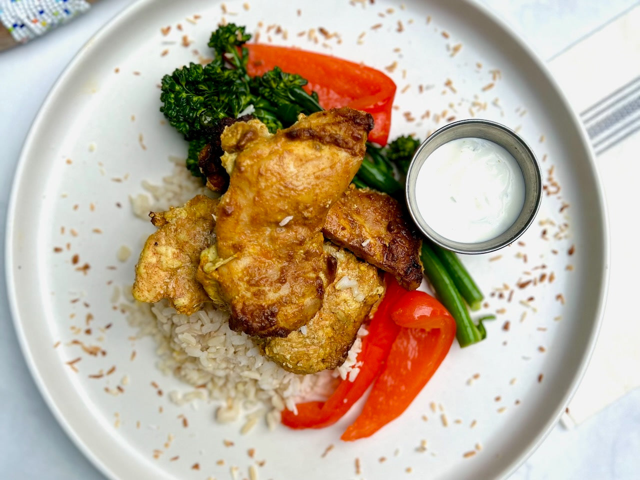 Poulet Tandoori (cuisse), Raita de Concombre, Riz Basmati Brun Coco aux Petits Pois et Carottes