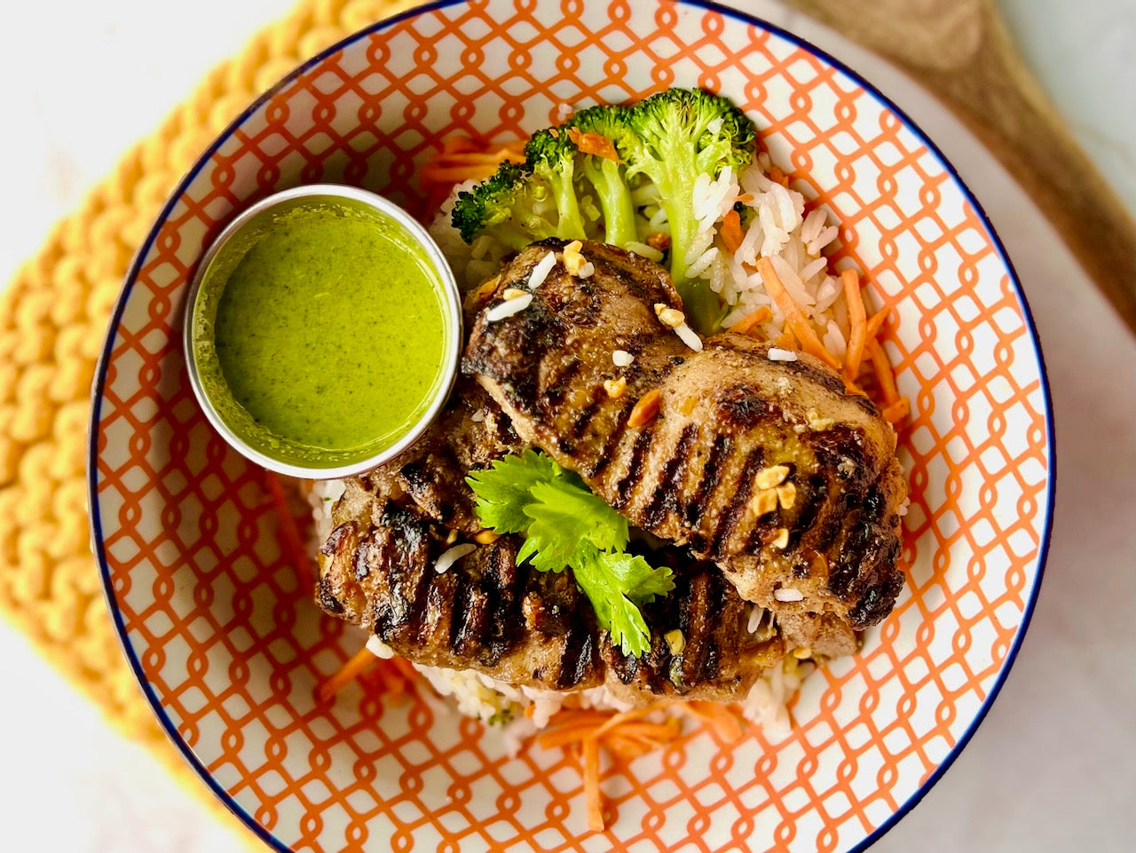 Poulet aux cinq épices vietnamiennes (cuisse), riz vapeur aux aubergines, brocolis, carottes et cacahuètes