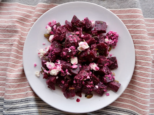 Salade de betteraves bio aux graines de courge, feta et vinaigrette de cidre de pomme