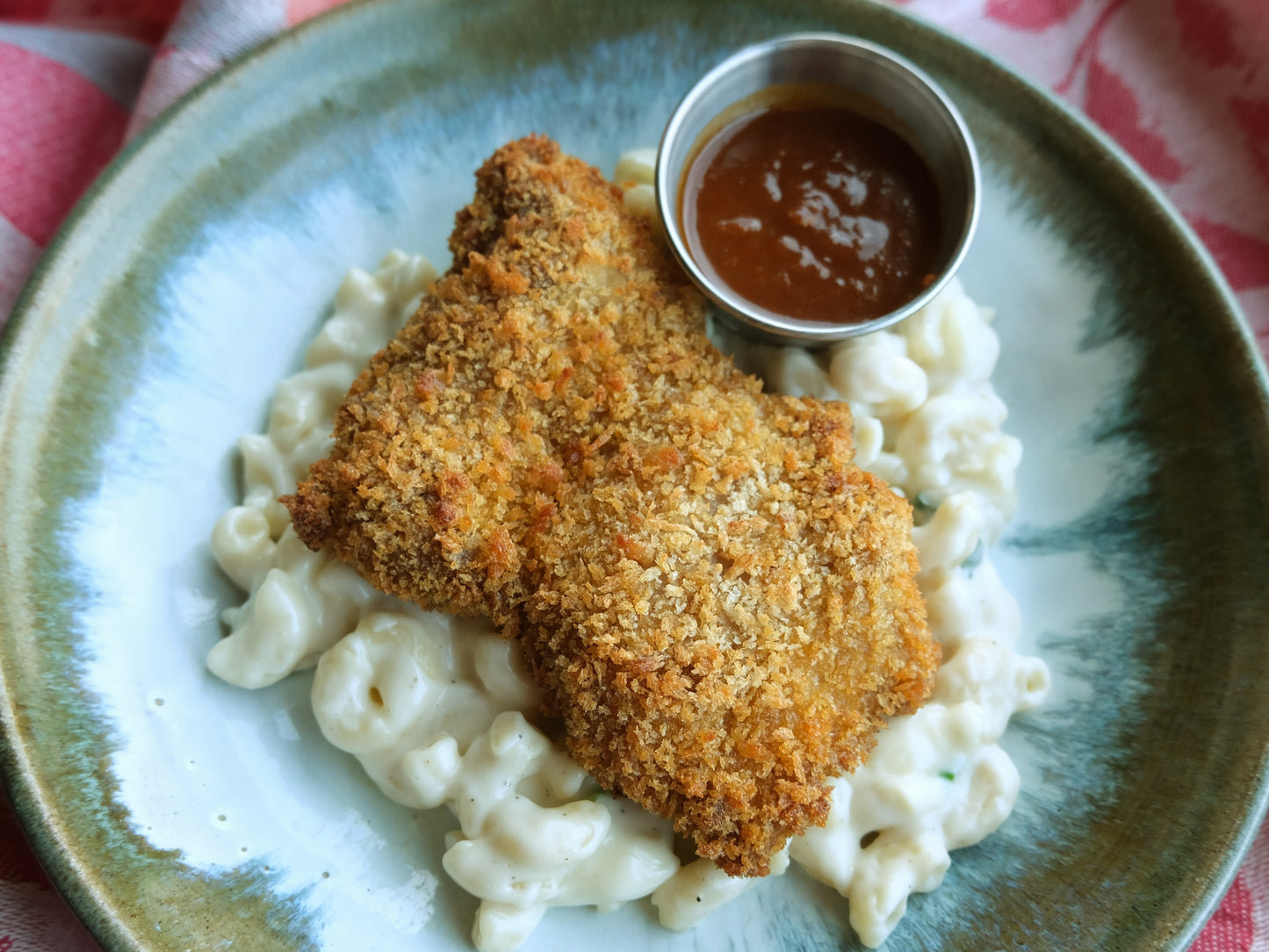 Crispy Chicken (Thigh) with BBQ Sauce, Creamy Mac & Cheese with Aged Cheddar Cheese & Curds