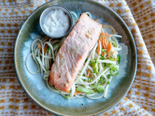 Filets de saumon de l'Atlantique glacés au miso, aïoli au gingembre, nouilles Somen aux carottes, chou et oignons verts