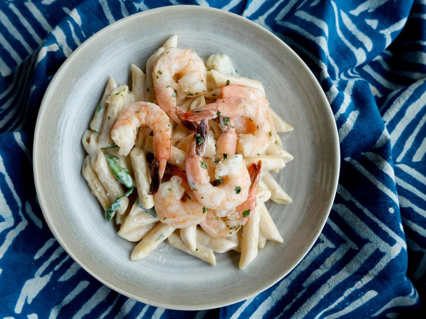 Fettuccine Alfredo aux crevettes, poireaux et roquette