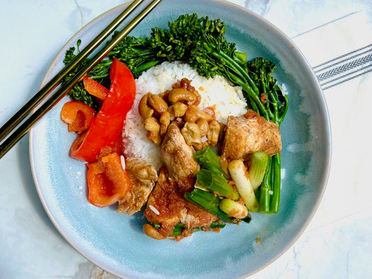 Poulet au piment épicé (blanc) avec noix de cajou, poivrons, oignons verts et riz vapeur